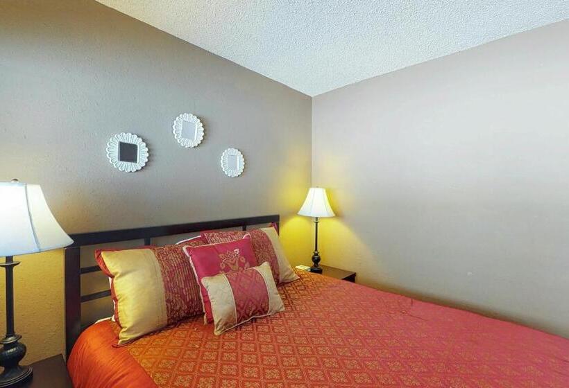 Отель Pines 4013