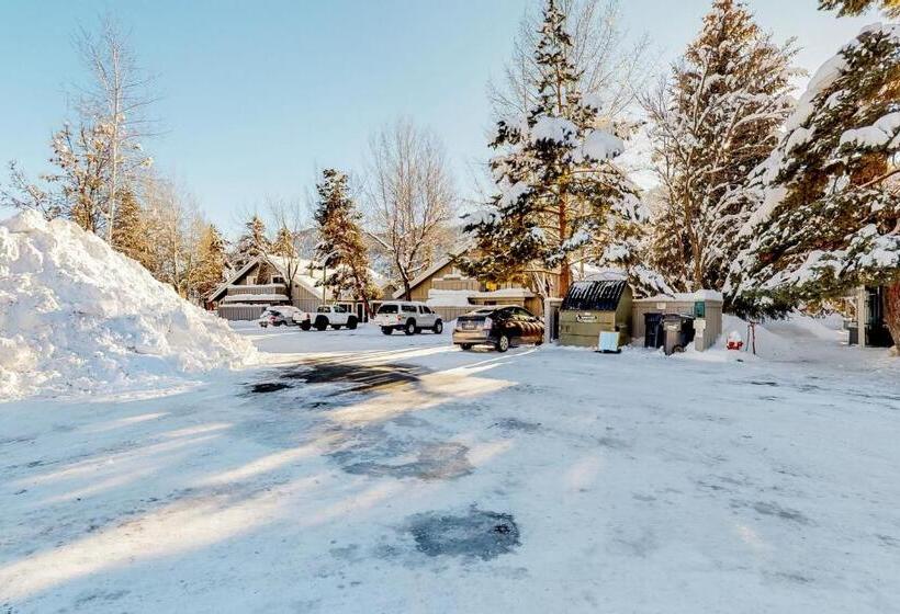 فندق Pinewood Delightful Retreat