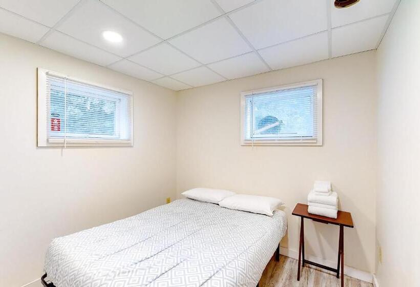 호텔 Modern Log Chalet   Lower Unit