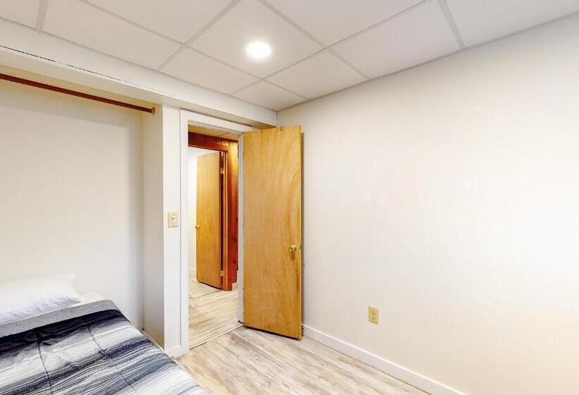 호텔 Modern Log Chalet   Lower Unit