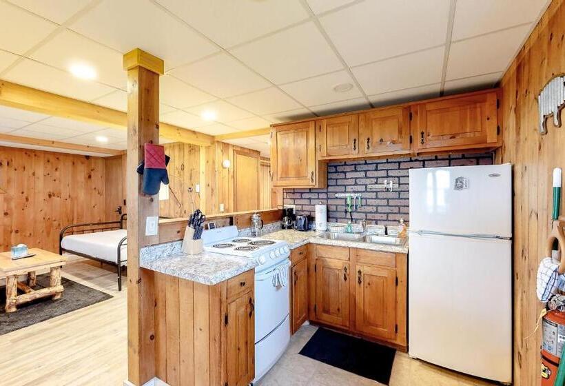 호텔 Modern Log Chalet   Lower Unit