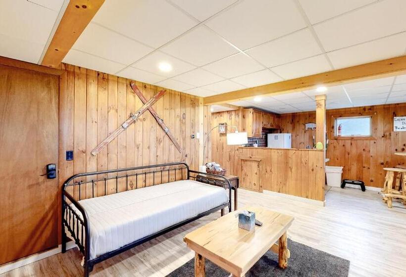 호텔 Modern Log Chalet   Lower Unit