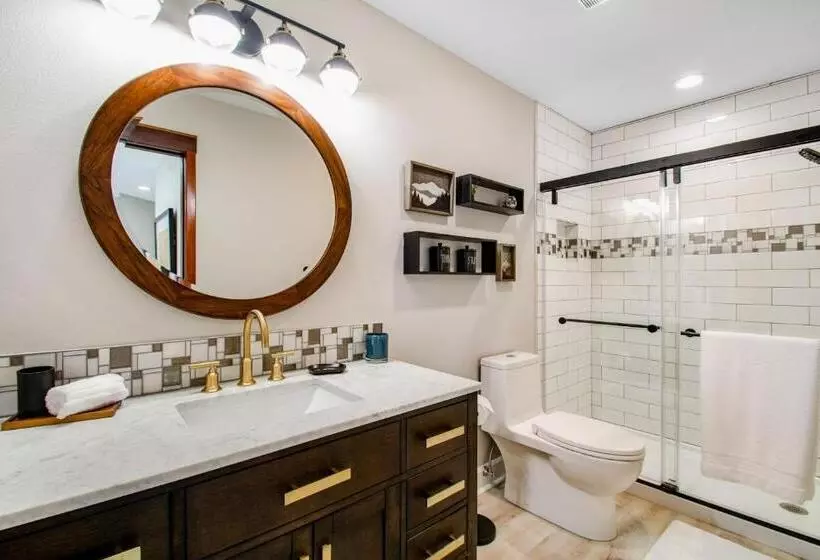 Port Angeles City View Loft