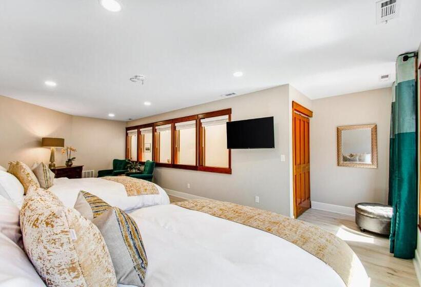 Port Angeles City View Loft