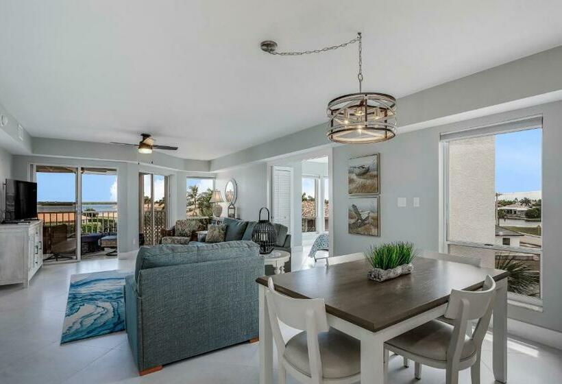 Hotel Canalside Charmer