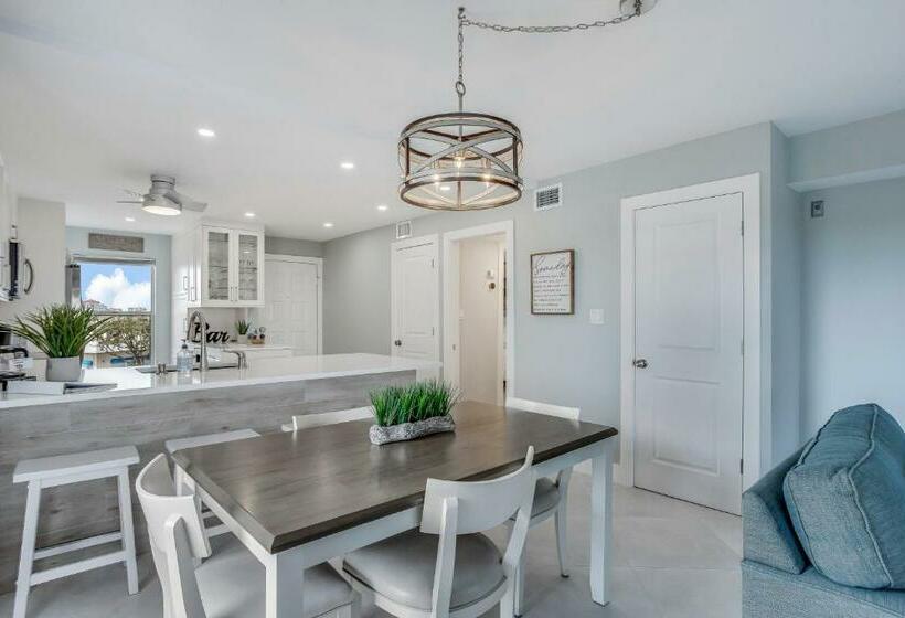 Hotel Canalside Charmer