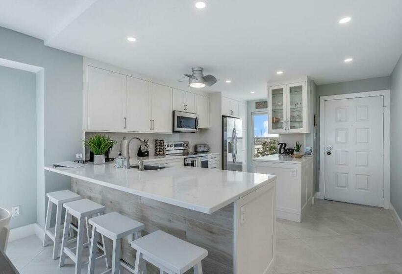 Hotel Canalside Charmer