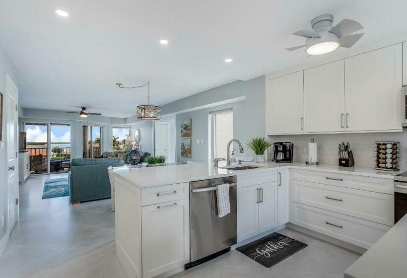 Hotel Canalside Charmer