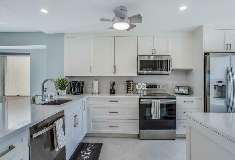 Hotel Canalside Charmer