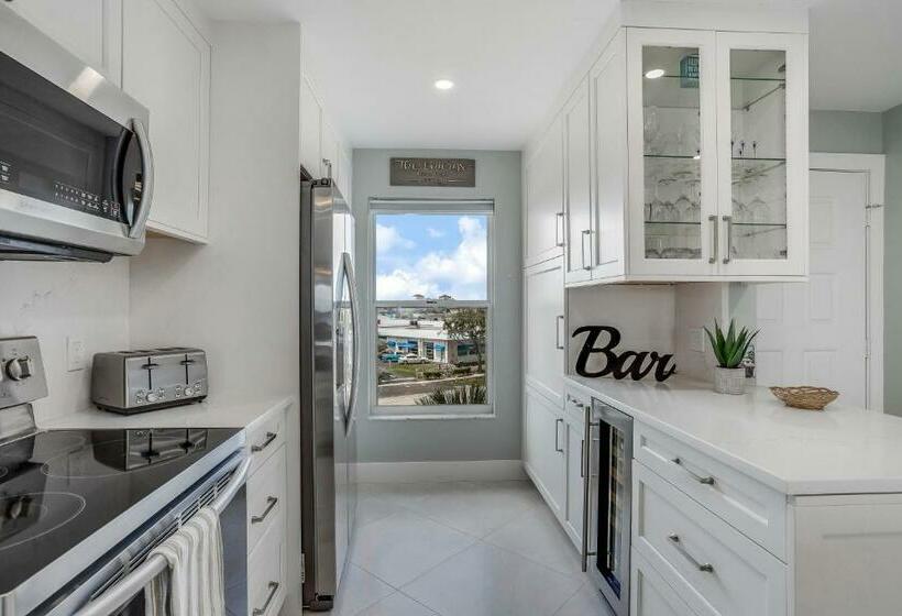 Hotel Canalside Charmer