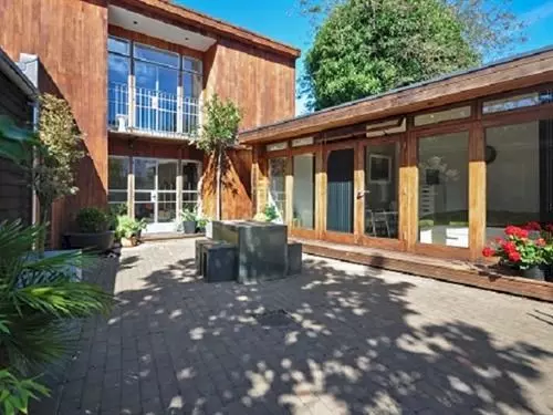 تختخواب و صبحانه The Arthouse