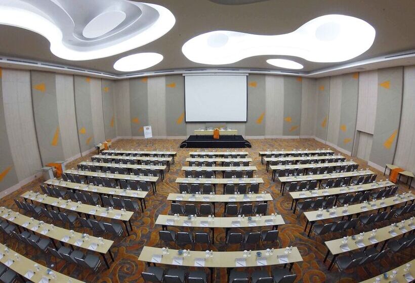 Harris Hotel & Conventions Ciumbuleuit   Bandung