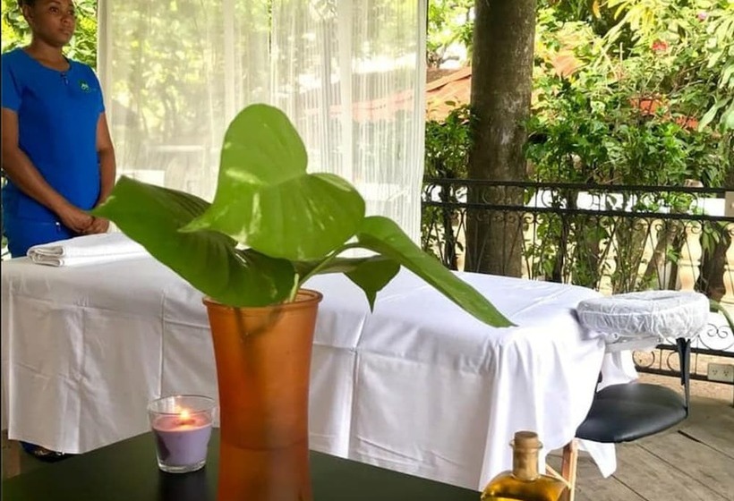 هتل Hôtel Du Roi Christophe