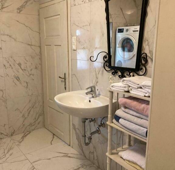 Hotel (c) Zimmer In Einem Bauernhaus