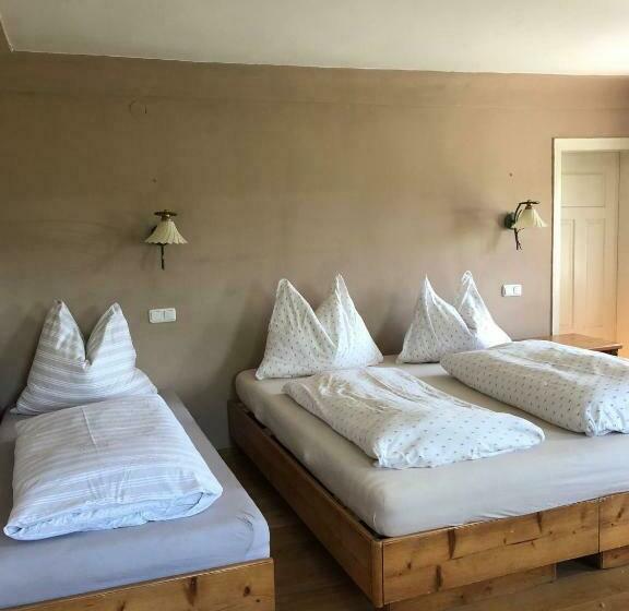 Hotel (c) Zimmer In Einem Bauernhaus