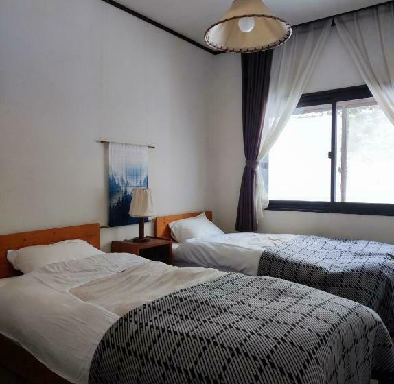 Bed and Breakfast Guest House Zu Thones Hakuba