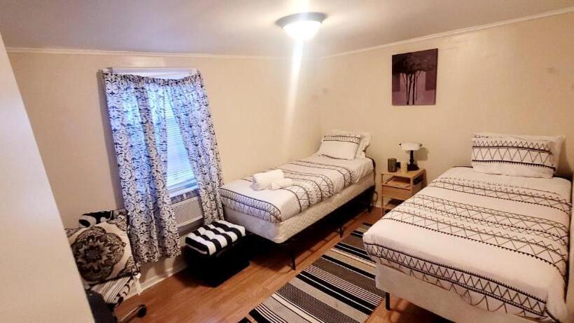 ペンション Room In Guest Room Black White Rm By Yale U