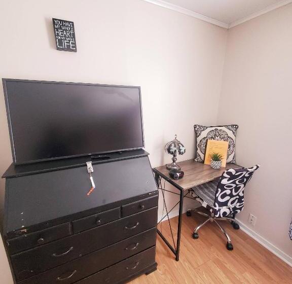 ペンション Room In Guest Room Black White Rm By Yale U