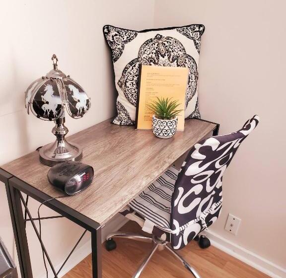 ペンション Room In Guest Room Black White Rm By Yale U