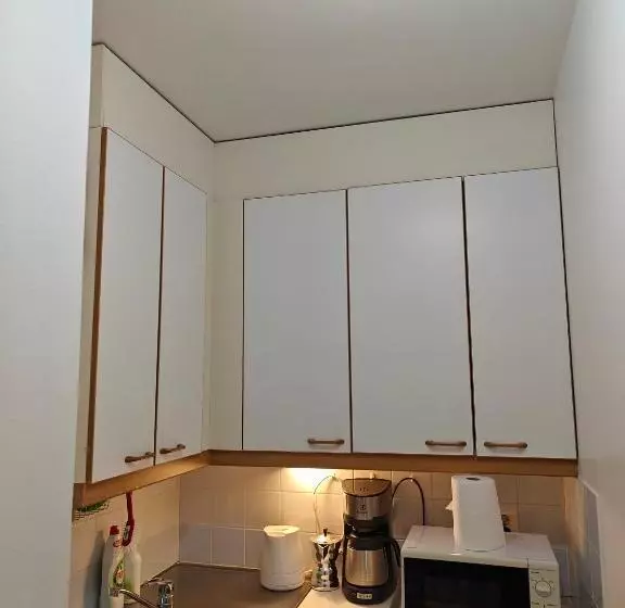 تختخواب و صبحانه Nest Hostel