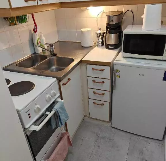 تختخواب و صبحانه Nest Hostel