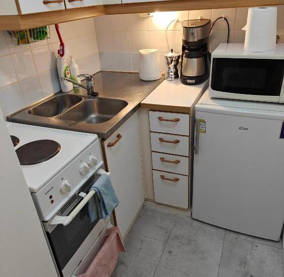 تختخواب و صبحانه Nest Hostel