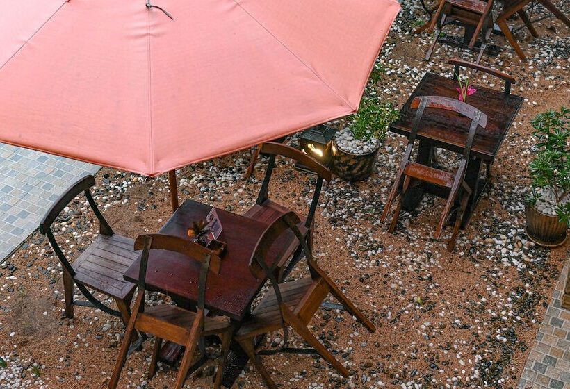 Отель Cascade Tara