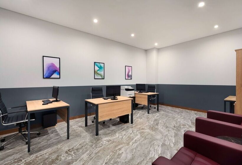 هتل Wyndham Garden Baku