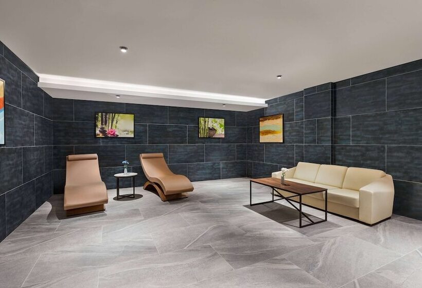 هتل Wyndham Garden Baku