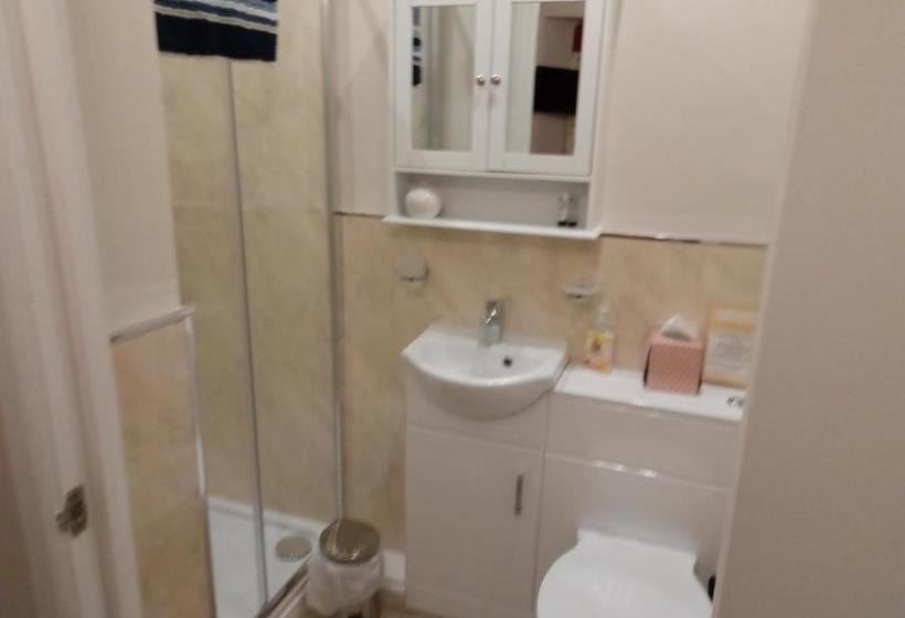 مبيت وإفطار Lawnswood Guest House