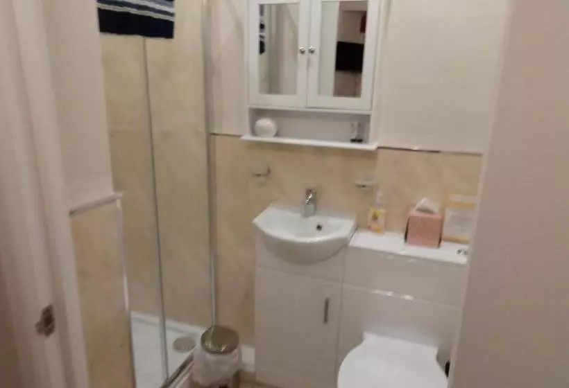 צימר Lawnswood Guest House