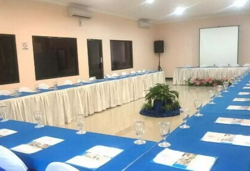 בית מלון כפרי Atrium Resort &