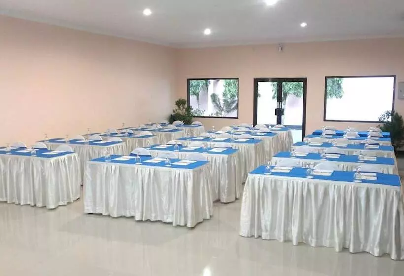 בית מלון כפרי Atrium Resort &