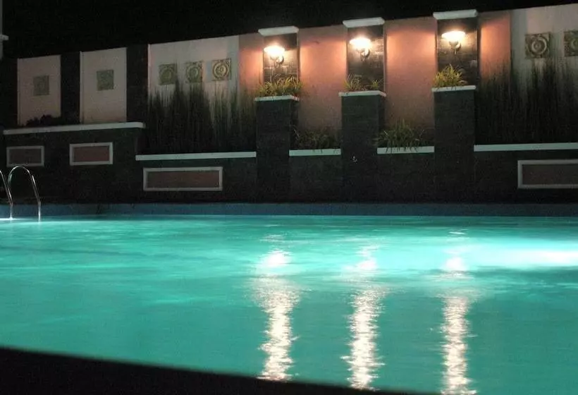 בית מלון כפרי Atrium Resort &