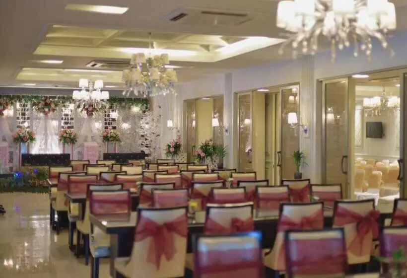 Отель Gajahmada