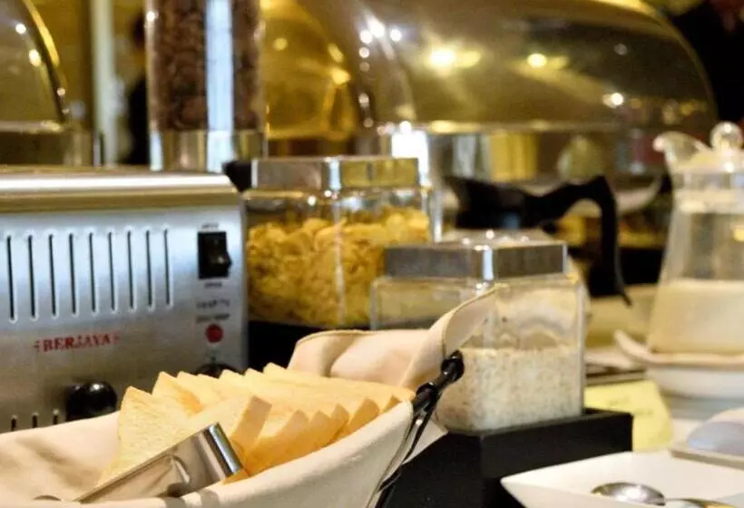 Отель Gajahmada