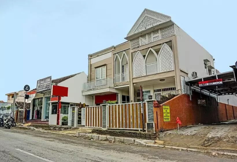 Hotelli Oyo 91812 Nh Kost Syariah