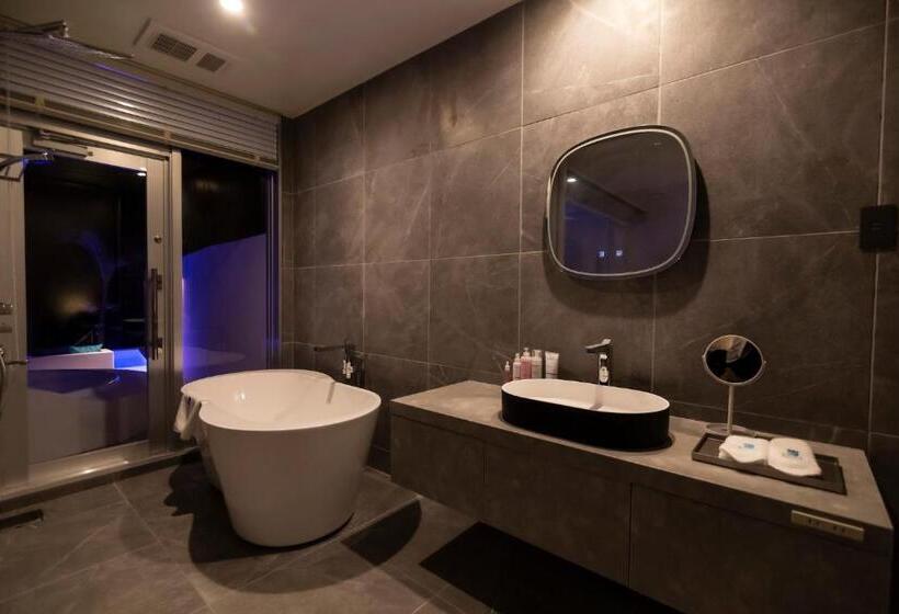 בית מלון כפרי Ronsard Resort Irabu