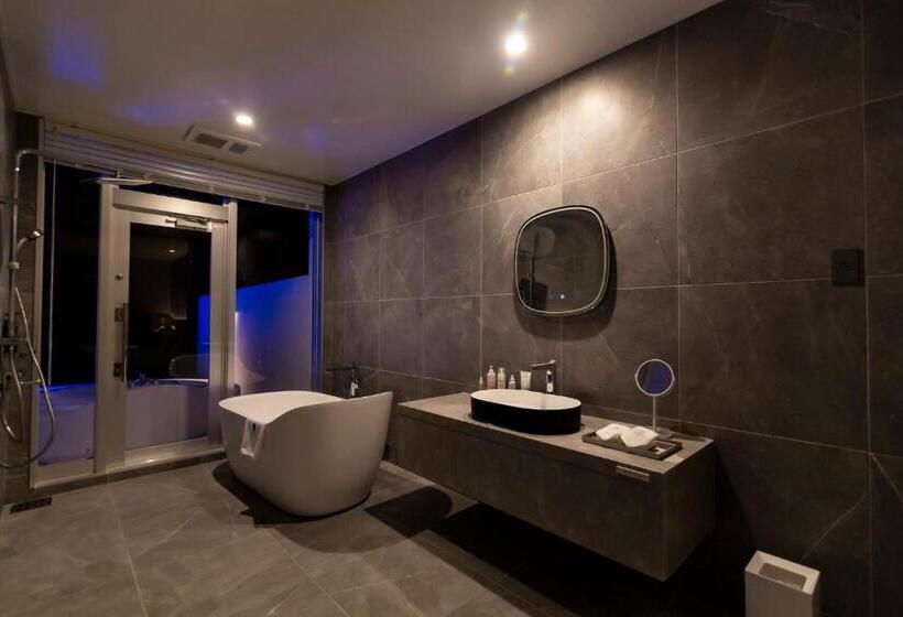 בית מלון כפרי Ronsard Resort Irabu