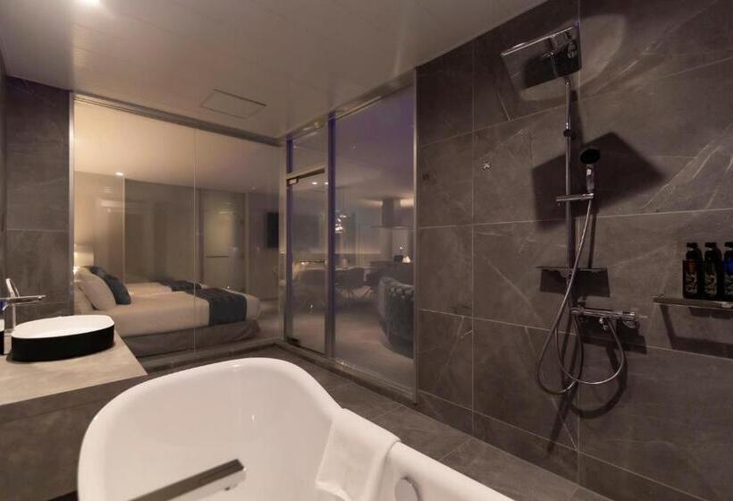 בית מלון כפרי Ronsard Resort Irabu