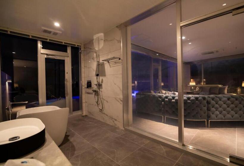 בית מלון כפרי Ronsard Resort Irabu