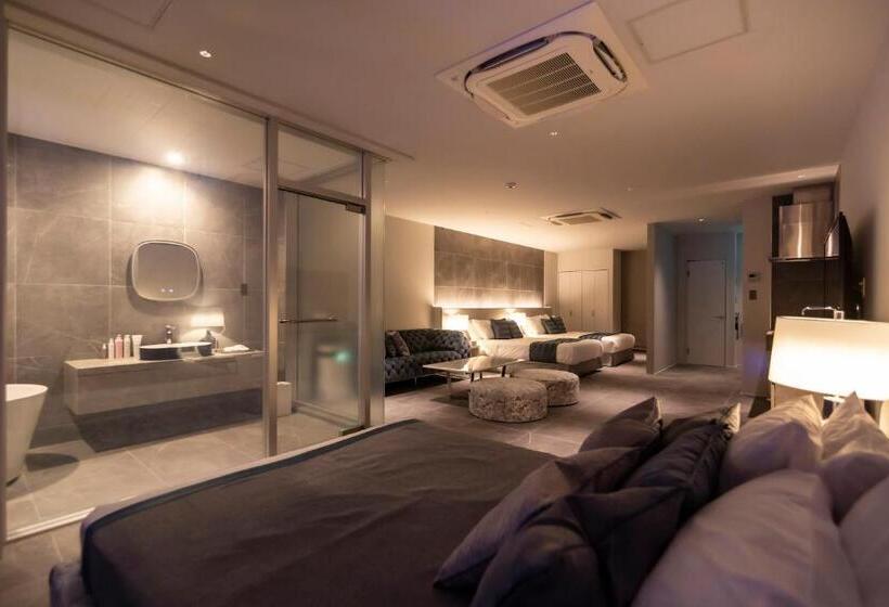 בית מלון כפרי Ronsard Resort Irabu