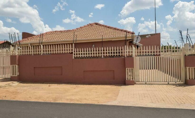 Pension Borokoroko Guest House