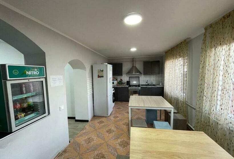 هاستل Bishkek Backpackers