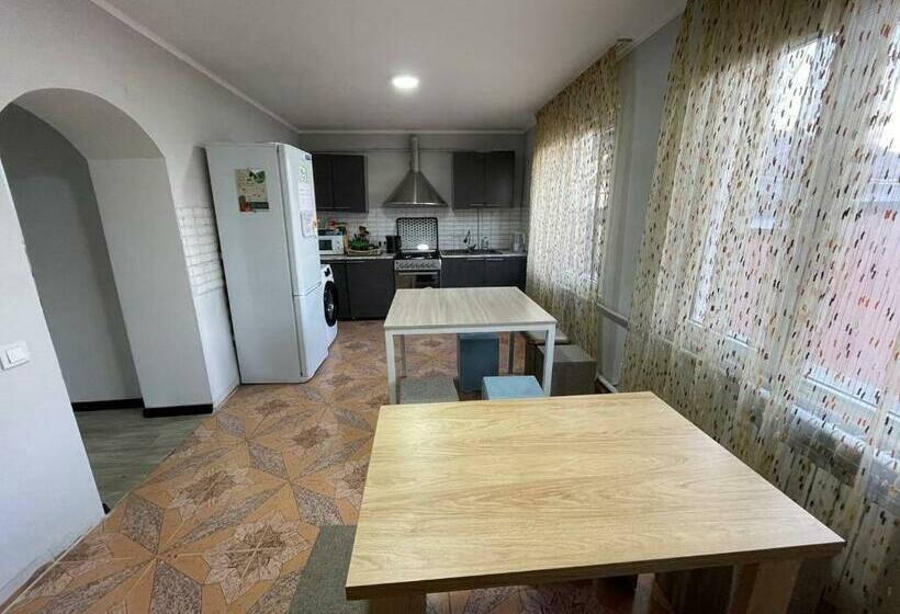 هاستل Bishkek Backpackers