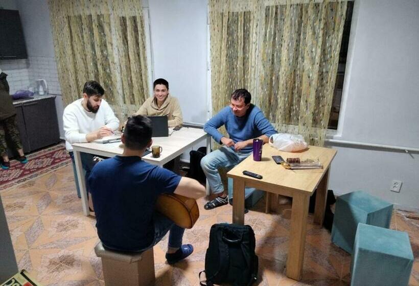 هاستل Bishkek Backpackers