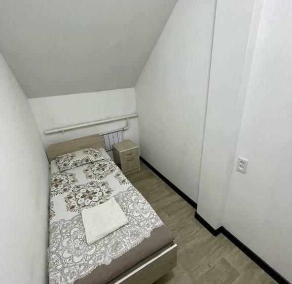 هاستل Bishkek Backpackers