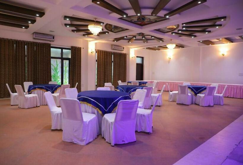 בית מלון כפרי Drona Palace By Sr Leisure Inn