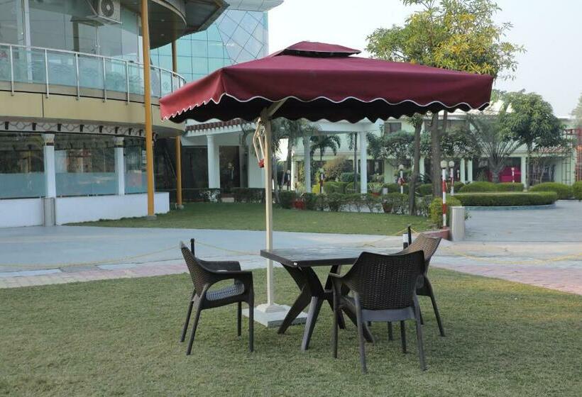 בית מלון כפרי Drona Palace By Sr Leisure Inn