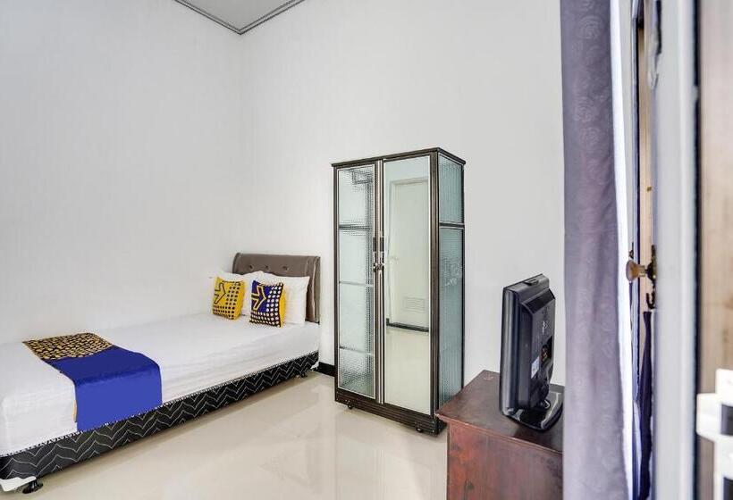 Отель Spot On 91745 Rumah Kost Gresik Syariah